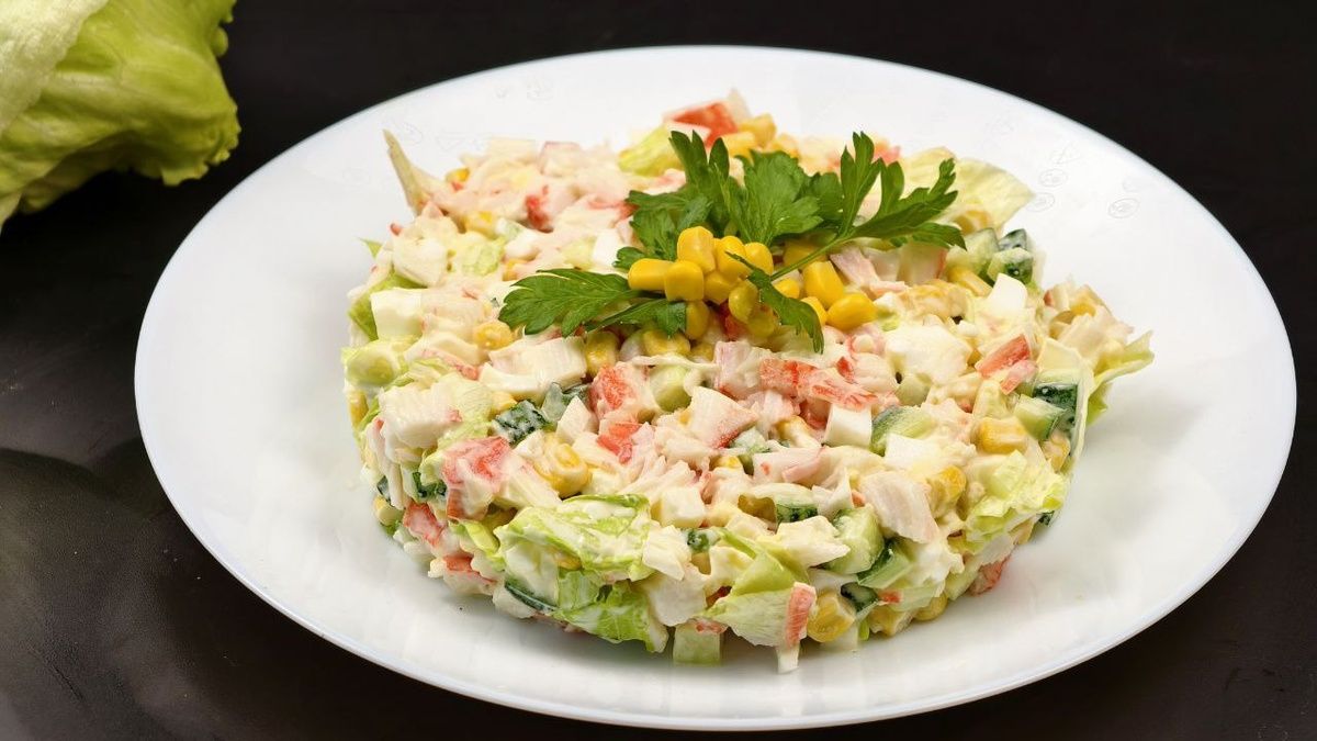 Салат из крабовых палочек с огурцом: свежий взгляд на классический рецепт