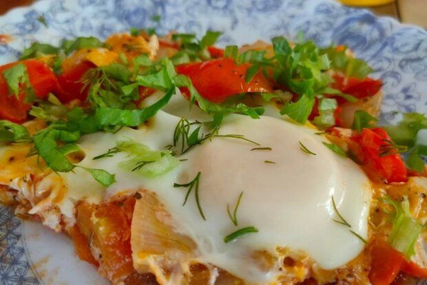 Яичница на завтрак похожа на шакшуку и стала проще готовить