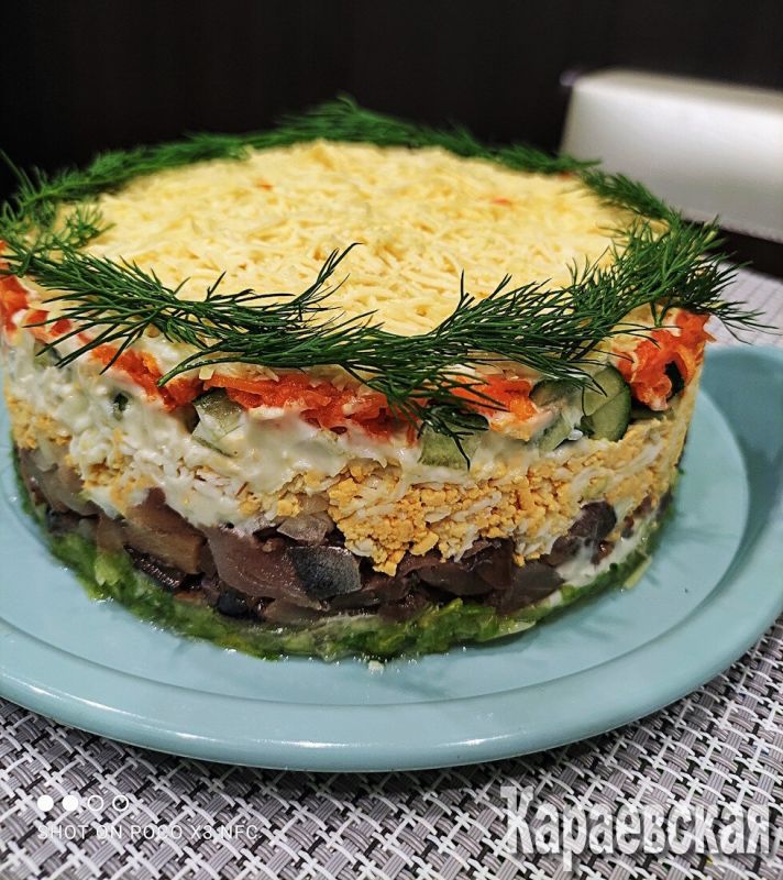 Салат с копченой скумбрией, который станет виновником торжества