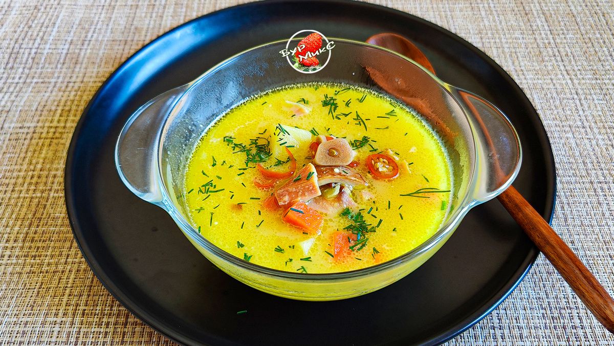 Согревающий суп с копчёной курицей и нежным сыром