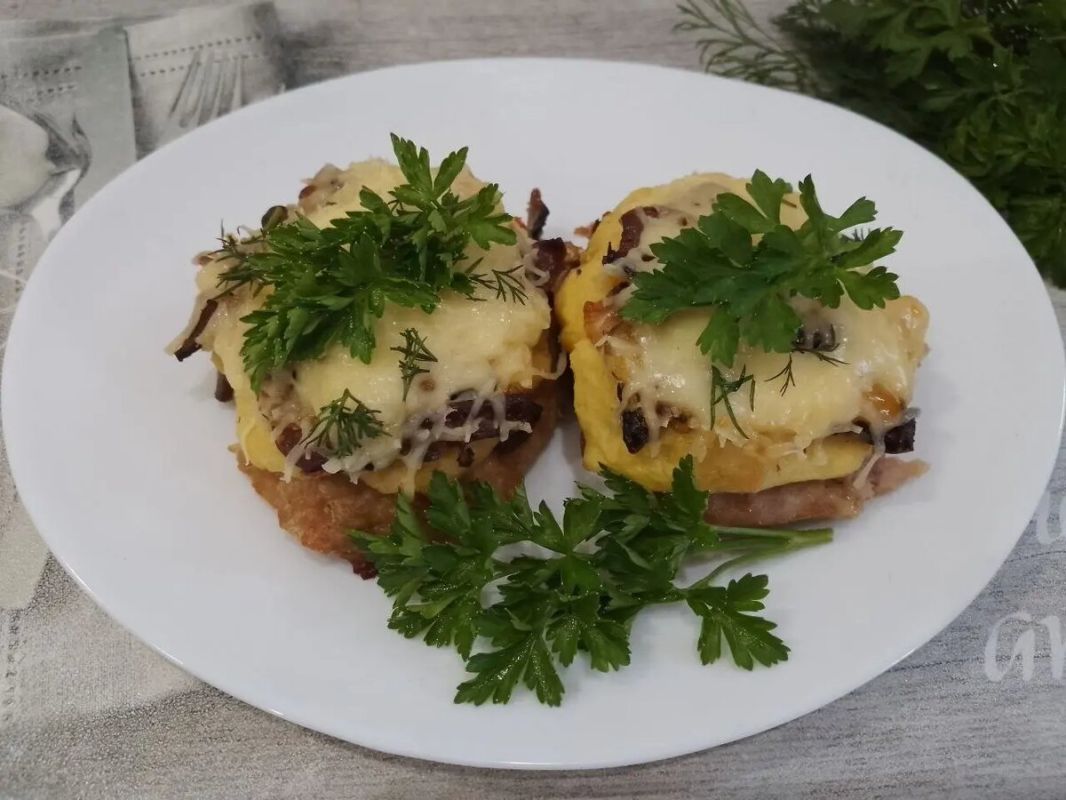 Сытные мясные стожки с грибами и картофельным пюре