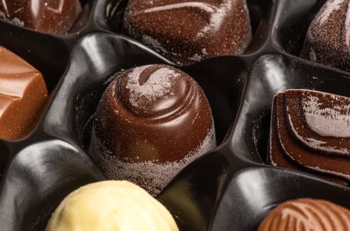 Почему на шоколаде появляется белый налет и стоит ли его есть?