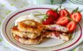 Сладкие сырники с клубникой: легкий рецепт для уютного завтрака