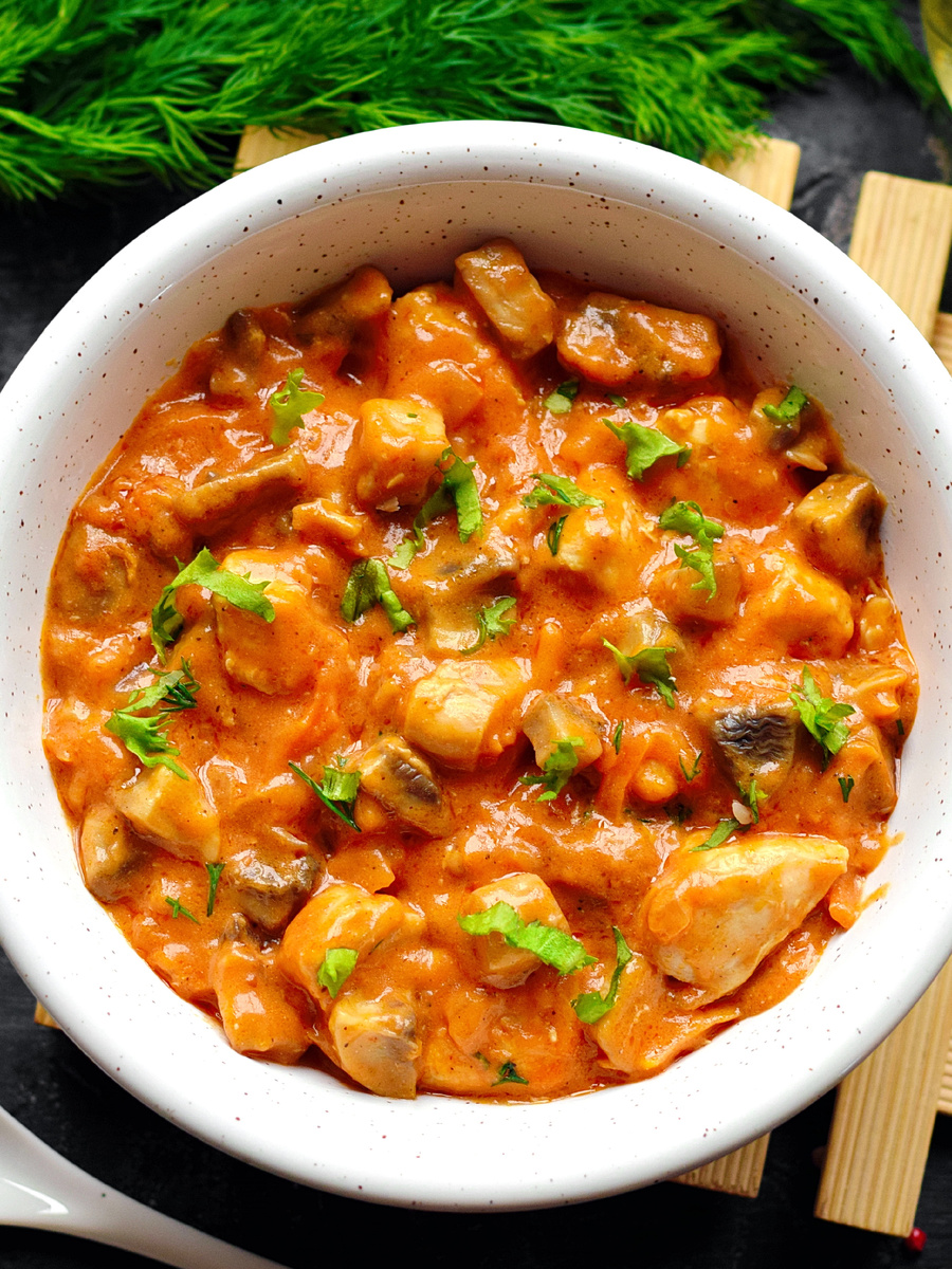 Гуляш из курицы с шампиньонами: простое и аппетитное блюдо для домашних кухонь