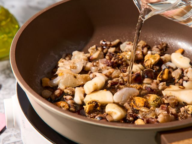 Необычный морской коктейль с рисовой лапшой для гурманов