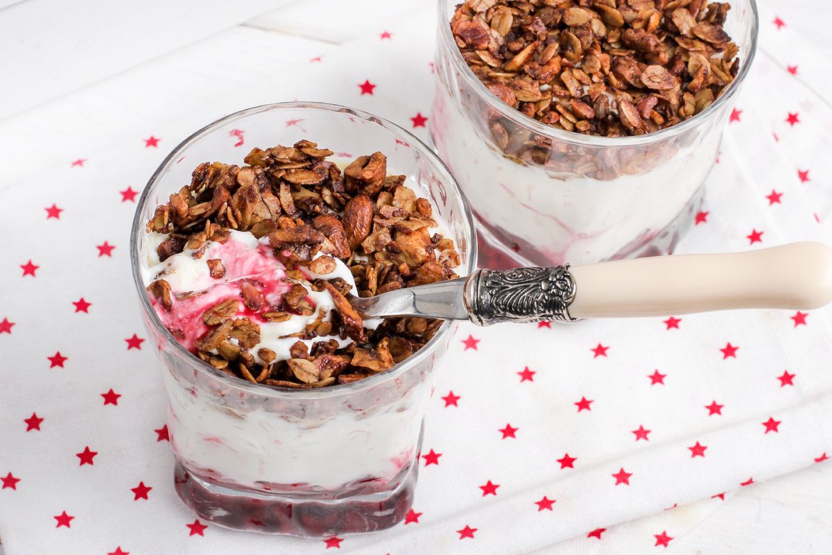Как приготовить греческий йогурт с вишней и шоколадной гранолой