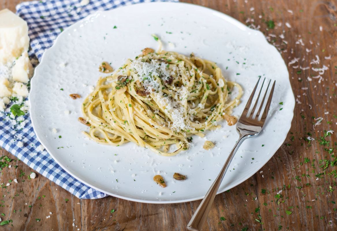Паста с чесноком и пармезаном