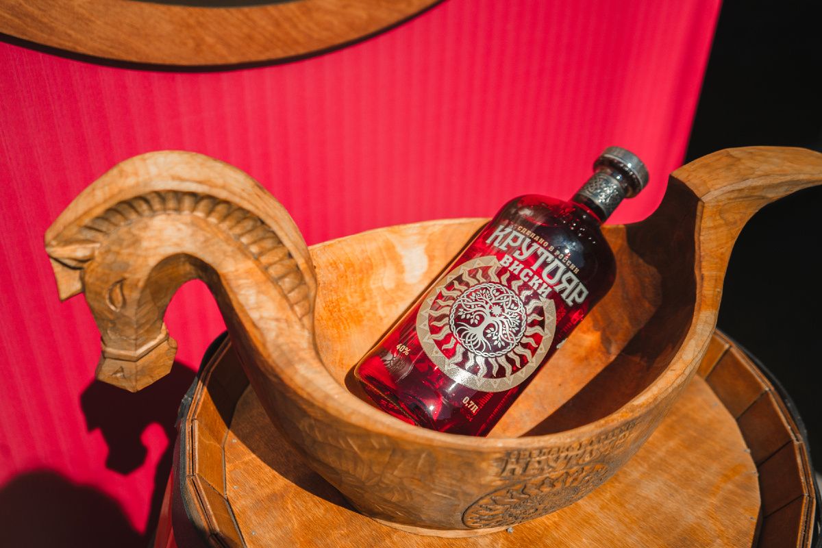 Виски на столе: как правильно сочетать с мясными блюдами