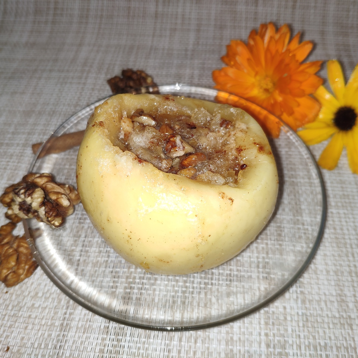 Запеченные яблоки с медом и орехами: уютный десерт для холодного вечера