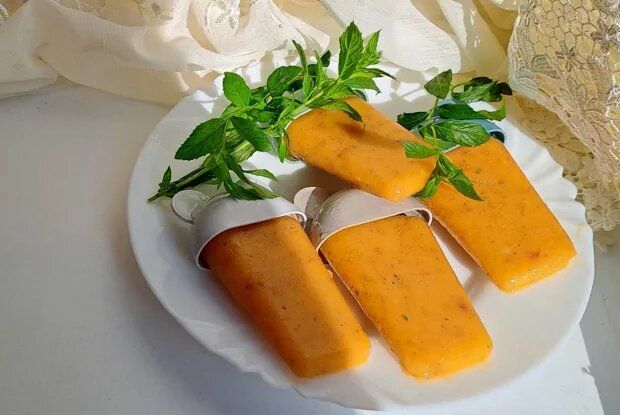 Летнее наслаждение: фруктовый лед с персиком и бананом