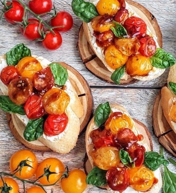 Брускетта с карамелизированными помидорами черри