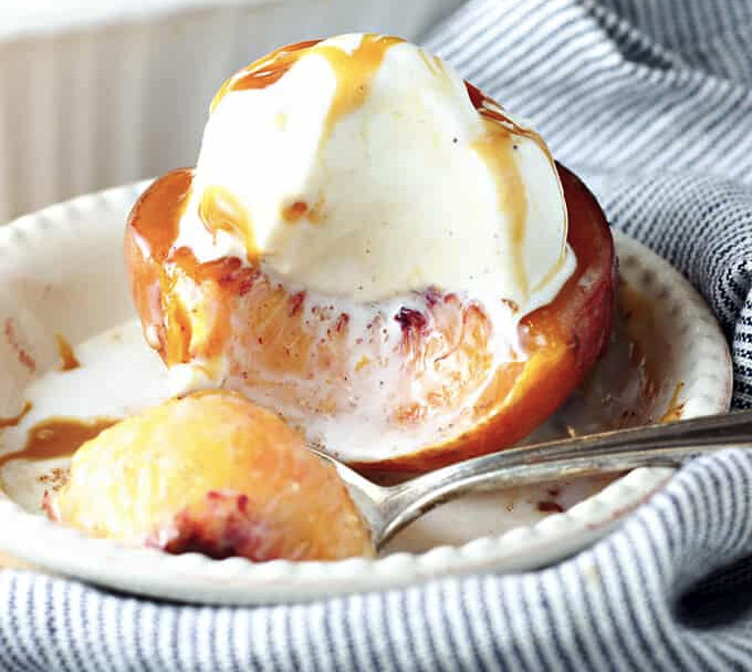 Запеченные персики с корицей: идеальный летний десерт