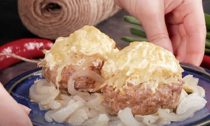 Котлеты на луковой подушке: секрет сочности и вкуса