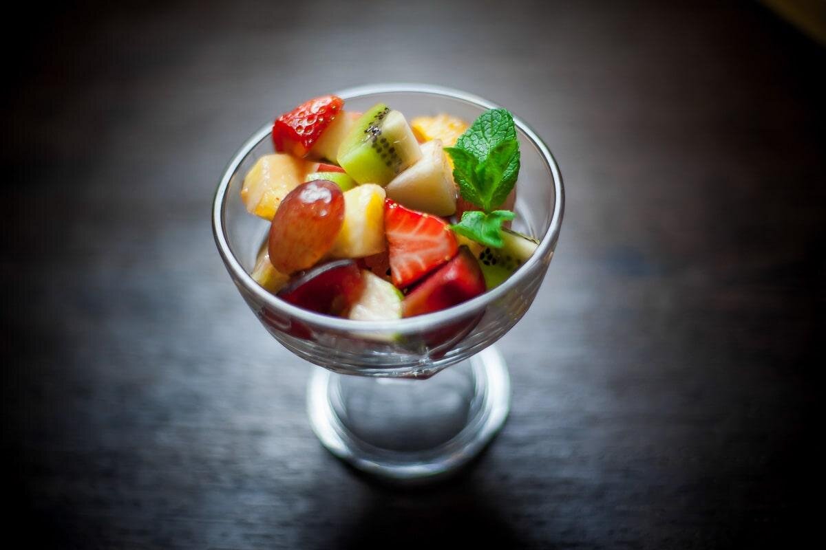 Как пережить зиму с удовольствием: три ярких фруктовых салата для праздничного стола