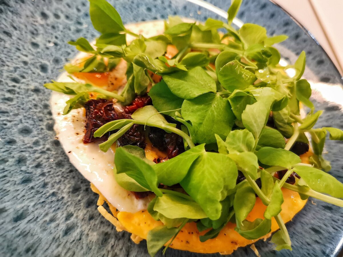 Яичница на сырной основе: как сделать завтрак необычным