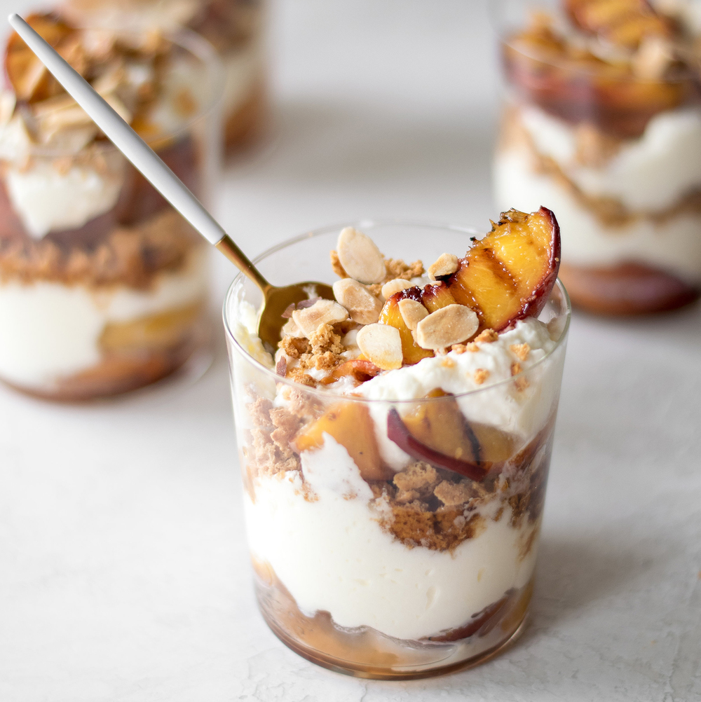 Нежный десерт с маскарпоне и персиками: легкий способ порадовать?