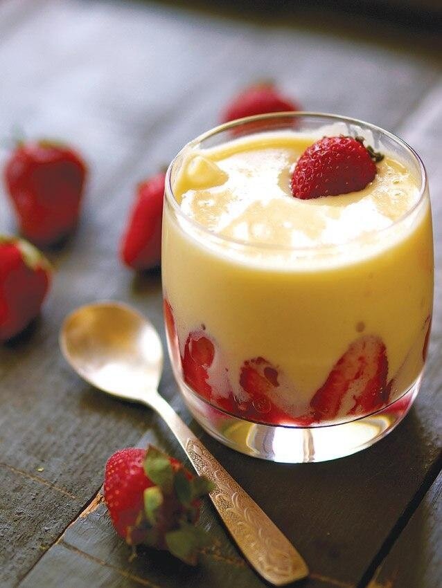 Нежный десерт с клубникой и кремом сабайон