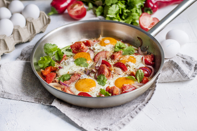 Незабываемая яичница с томатами и прованскими травами