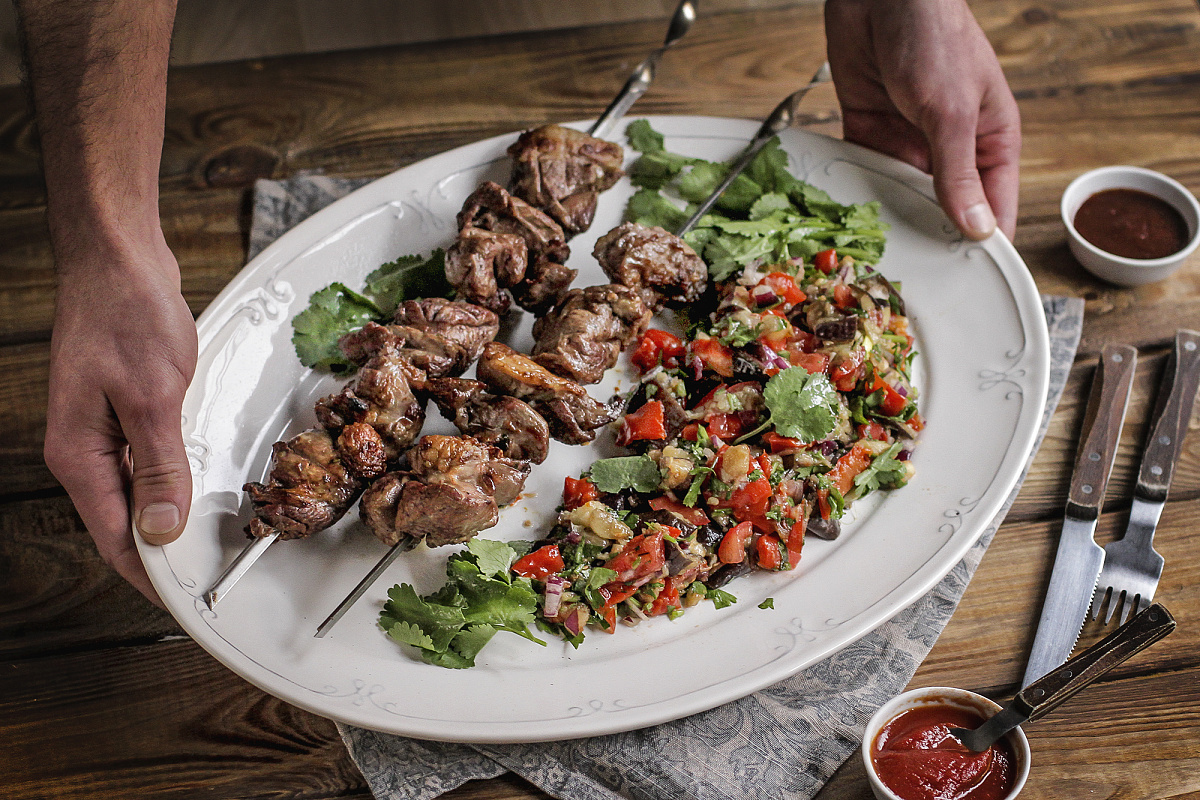 Как приготовить шашлыки из баранины с овощами и соусами