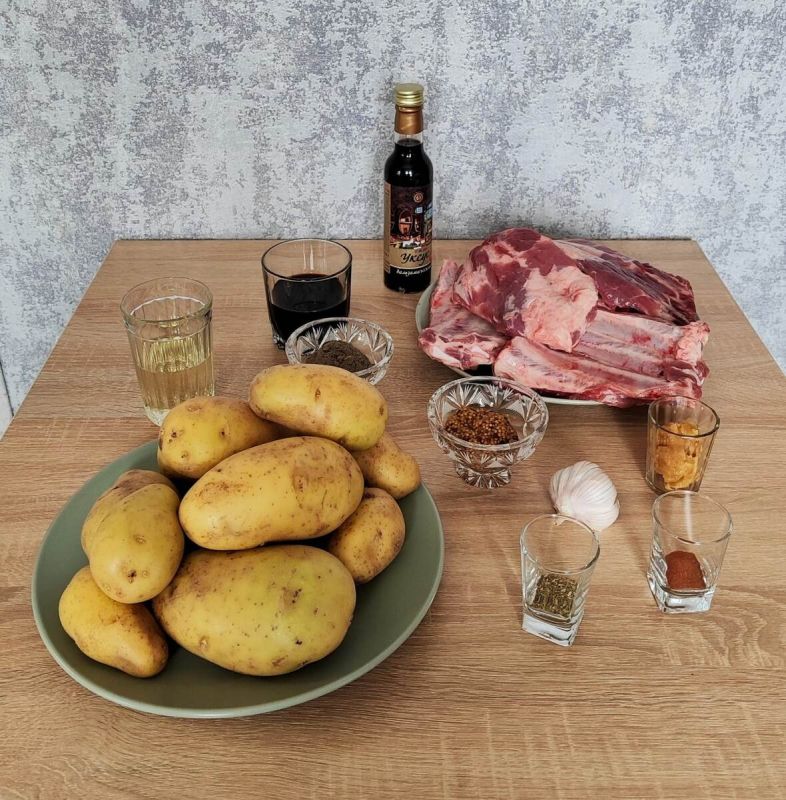 Нежные запеченные ребрышки с картофелем: просто и вкусно