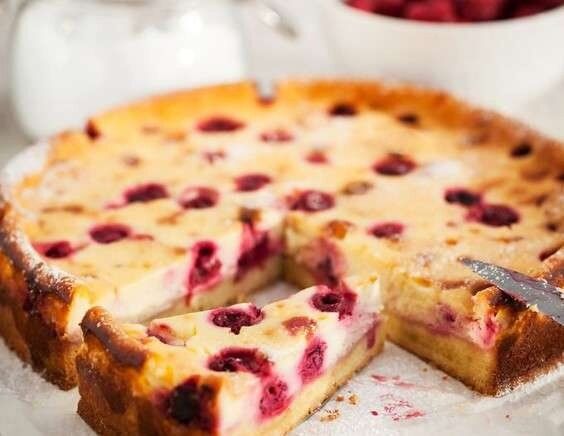 Восхитительный сметанный пирог с вишней и клубникой