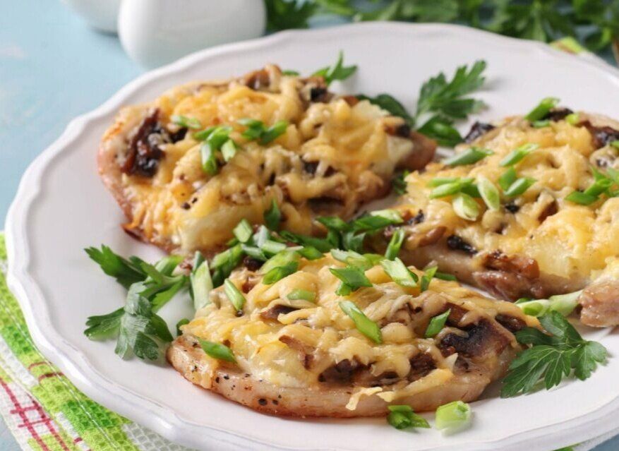 Мясное искушение: свинина с грибами и ананасами