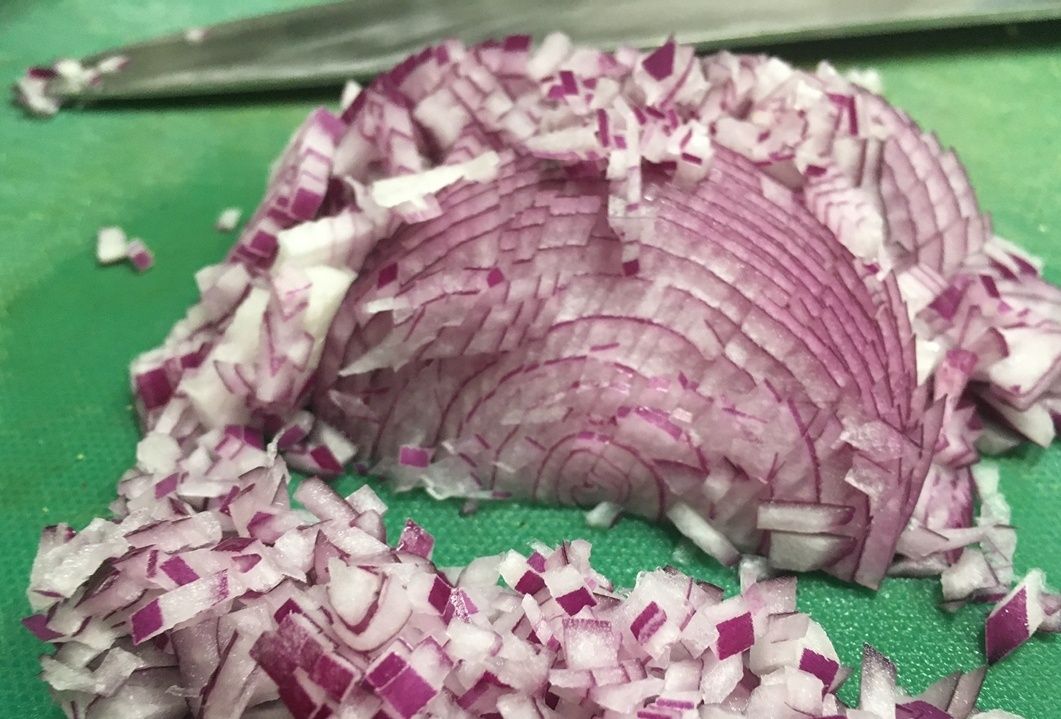 Секреты поваров: Почему лук в ресторане всегда сладче, чем дома