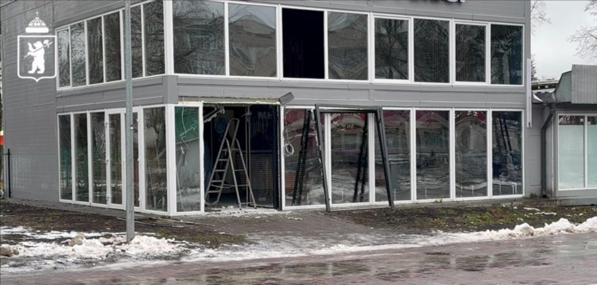 Необычное решение: окна и двери ресторана отправляются в администрацию