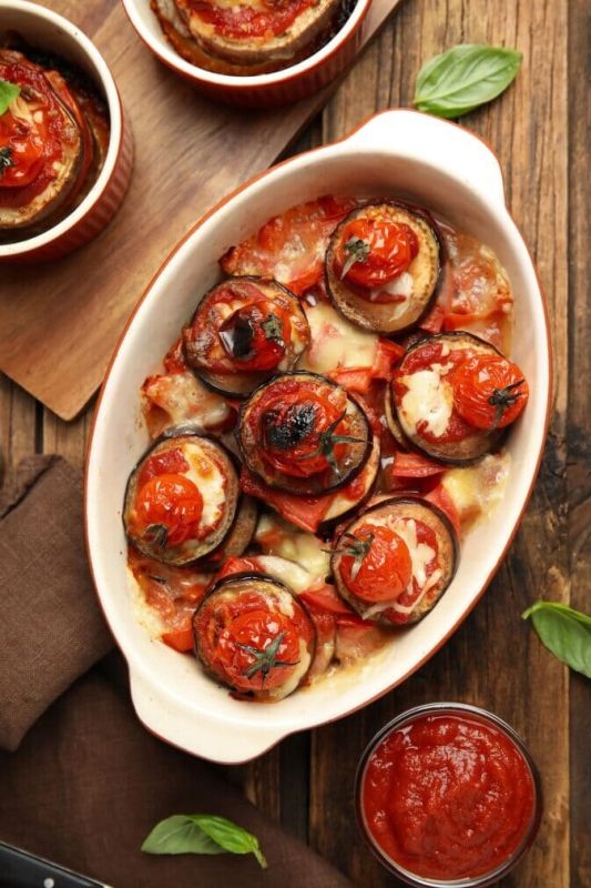 Запечённые баклажаны с помидорами и сыром