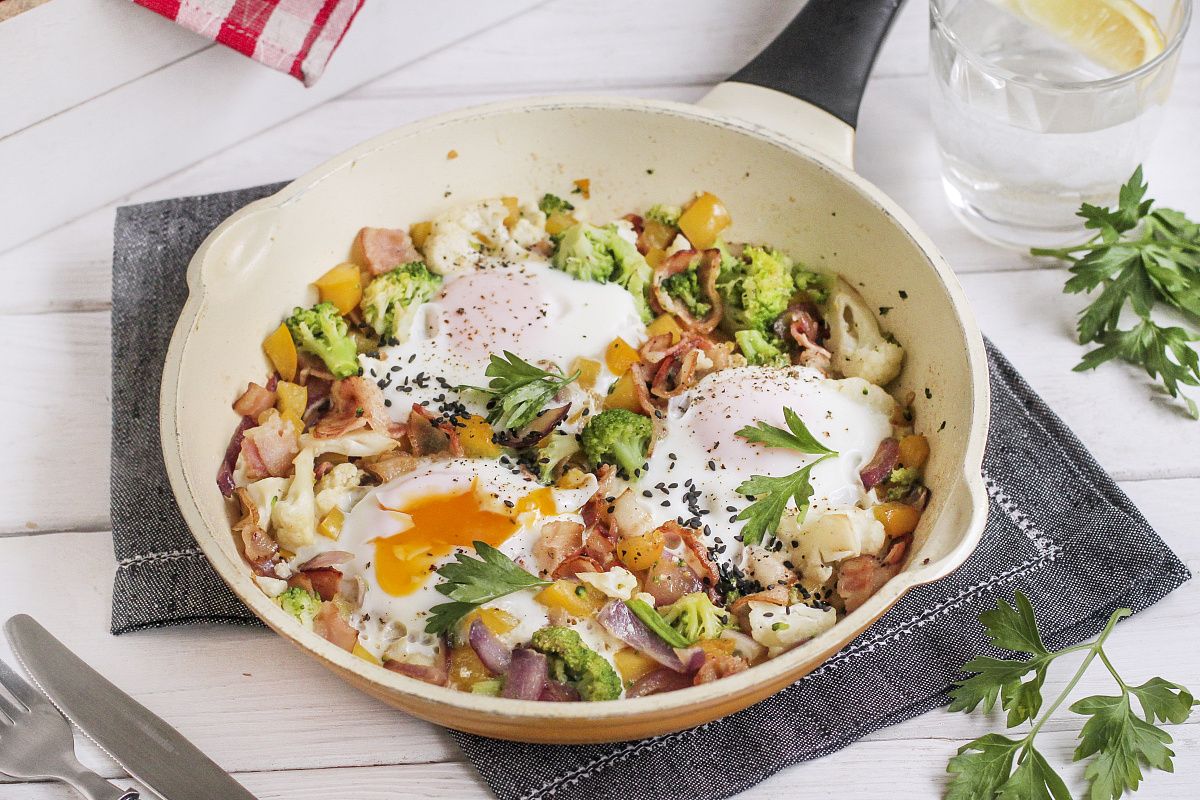 Непревзойденная яичница: бекон и овощной микс в вашем меню