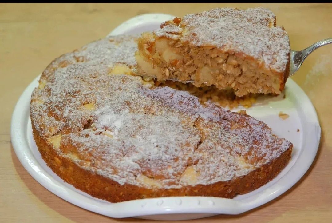 Летний пирог с яблоками и овсяными хлопьями: просто и вкусно