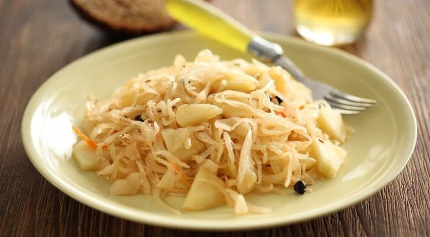 Как легко и вкусно приготовить квашеную капусту с яблоками и можжевельником