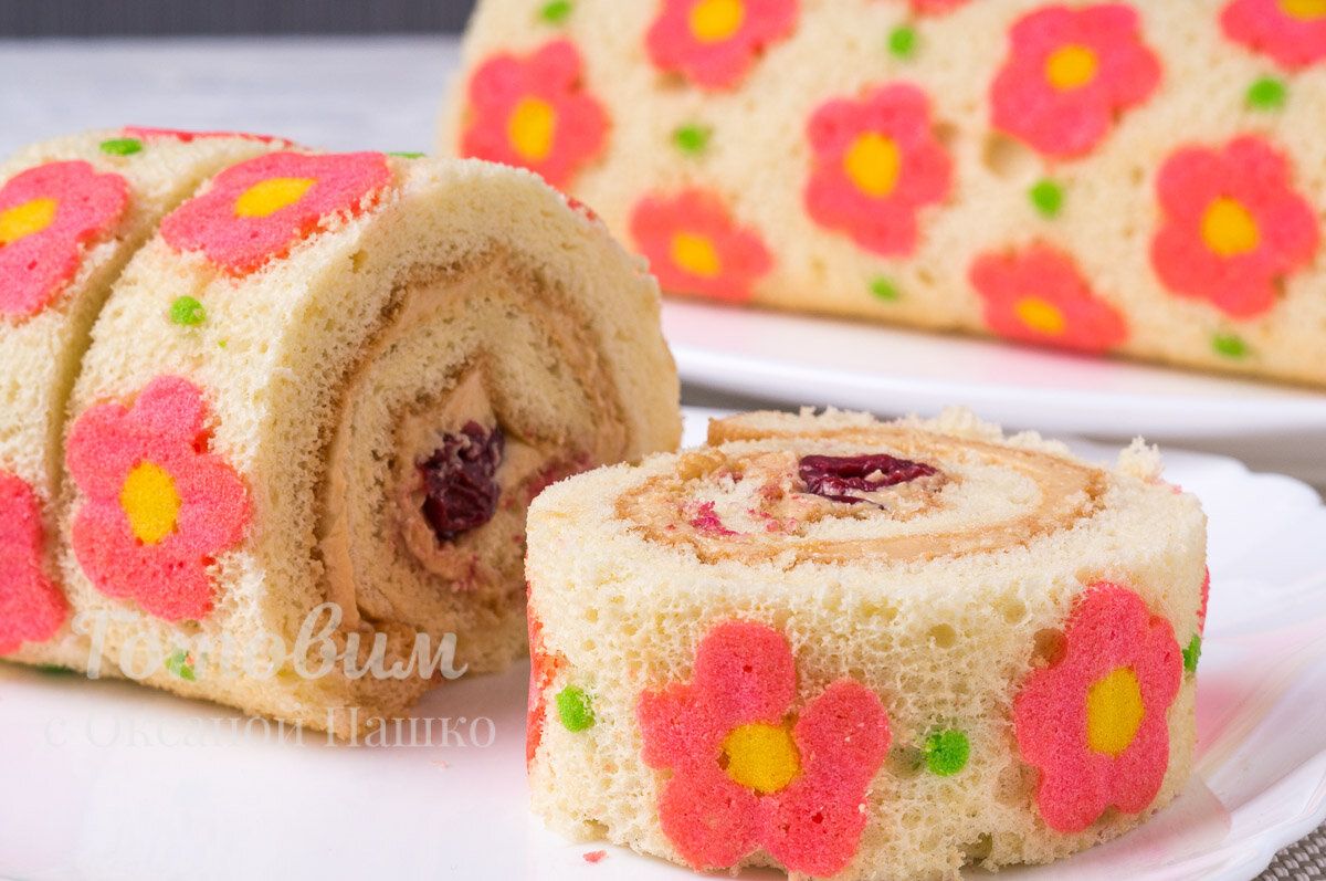 Очарование Вкуса: Цветочный Бисквитный Рулет для Праздничного Стола