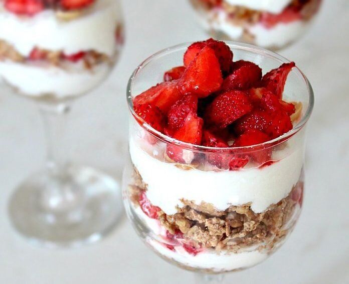 Нежный десерт с клубникой и творогом: идеальное угощение для любого случая