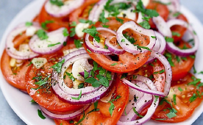 Томатный салат с красным луком: быстро, просто, вкусно