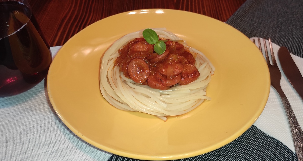 Сосиски в томате: культовая закуска из прошлого, которая вновь в моде