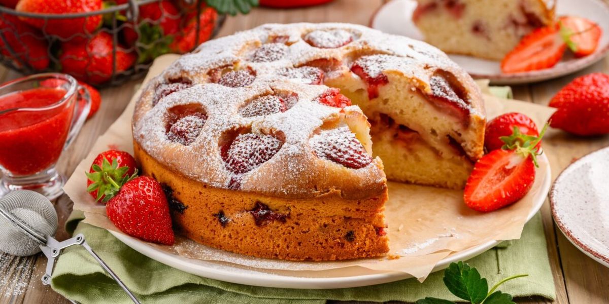 Нежная шарлотка с клубникой: рецепт для летнего настроения