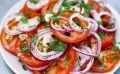 Томатный салат с красным луком: быстро, просто, вкусно