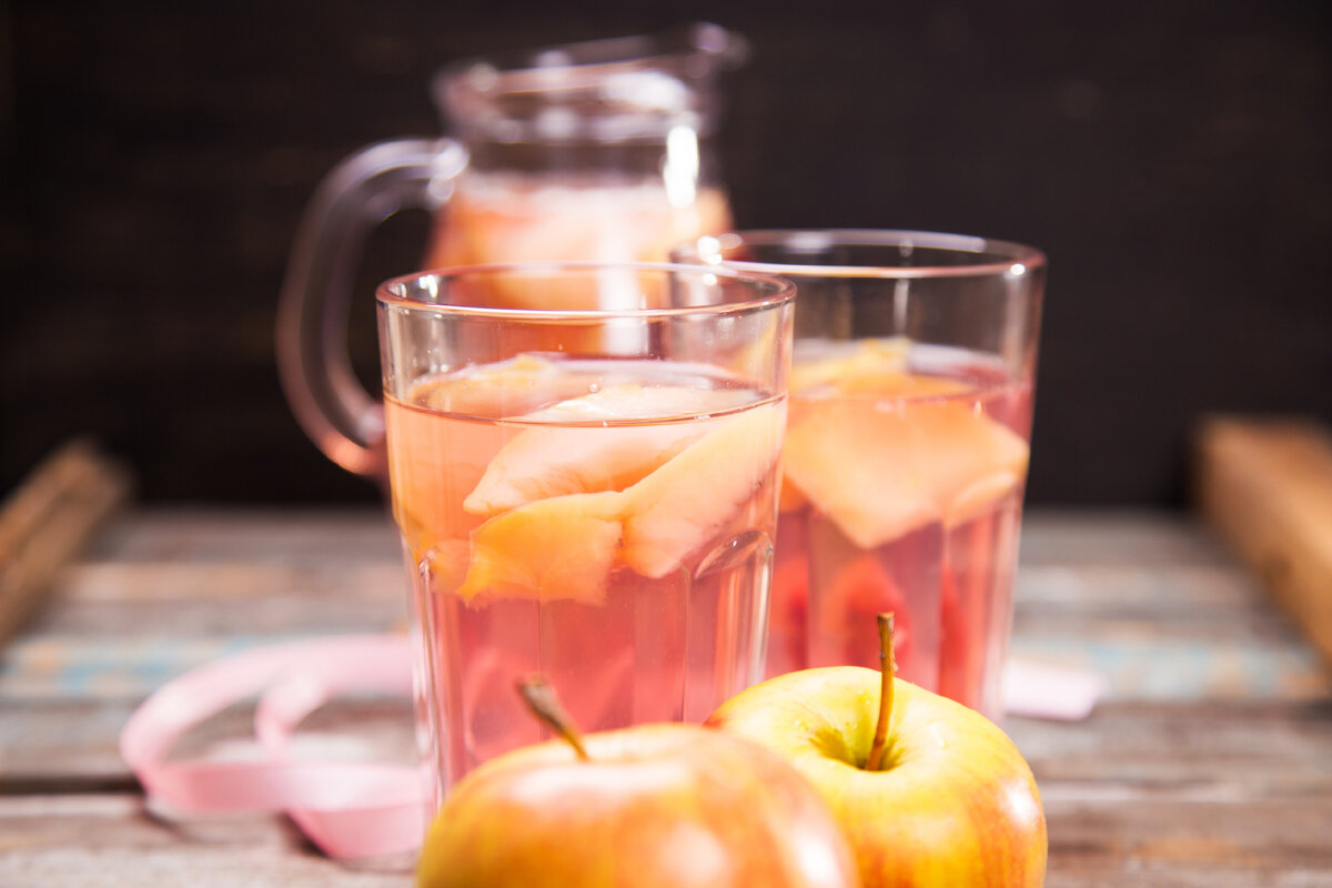 Яблочный компот с черноплодной рябиной и мятой