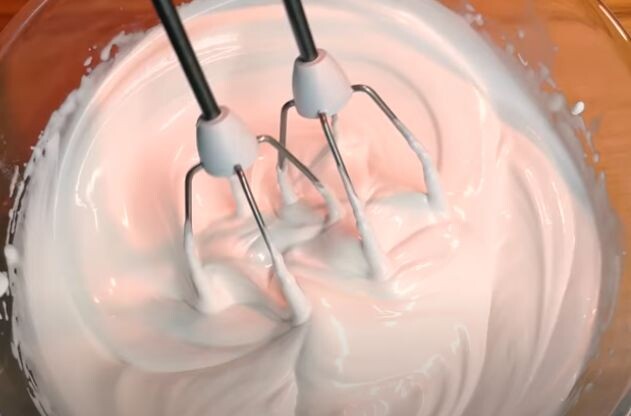 Нежные рецепты глазури для куличей: белок и сахар в действии