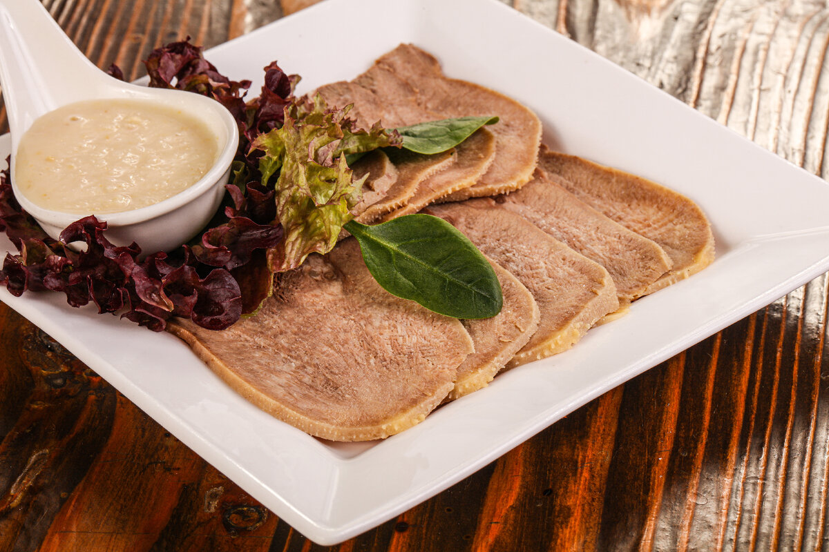 Мясной рулет из языка и свинины