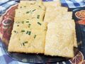 Вкусное солёное печенье с кунжутом и зеленым луком