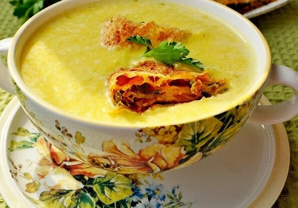 Нежный крем-суп из тыквы с хрустящими сырными рулетами