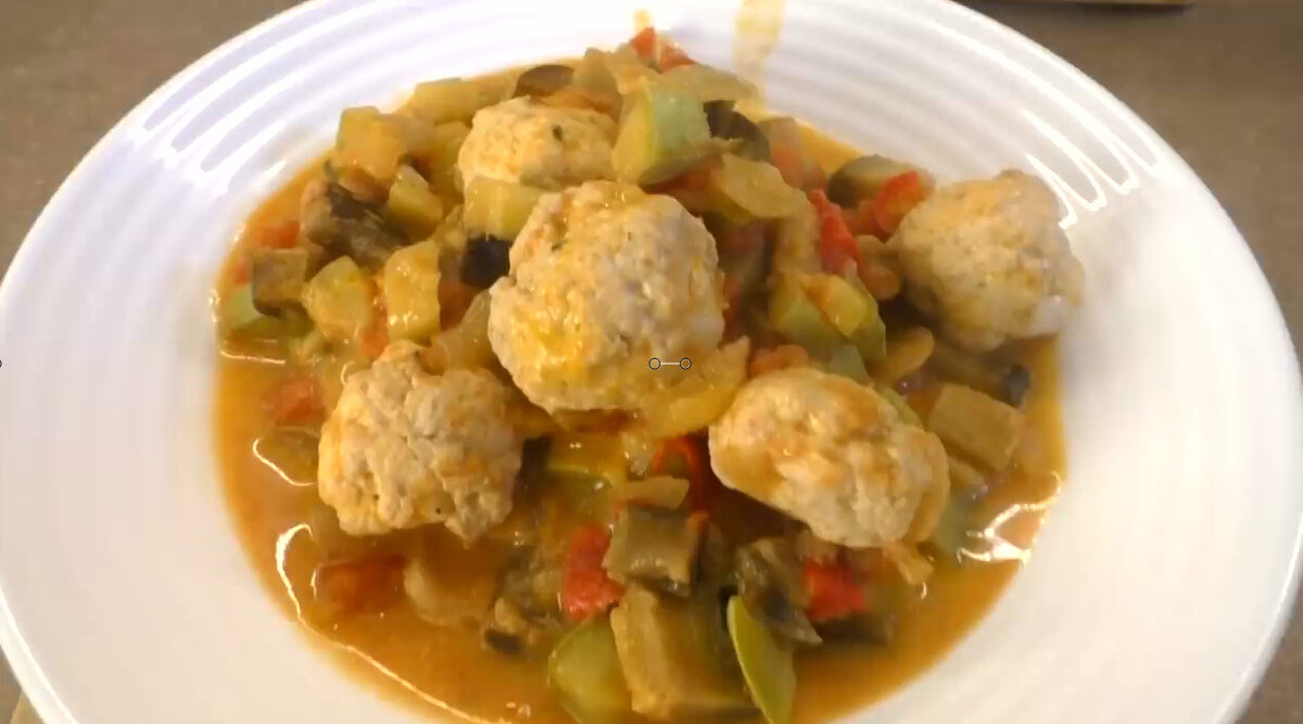 Как приготовить диетические фрикадельки в овощном соусе на ужин