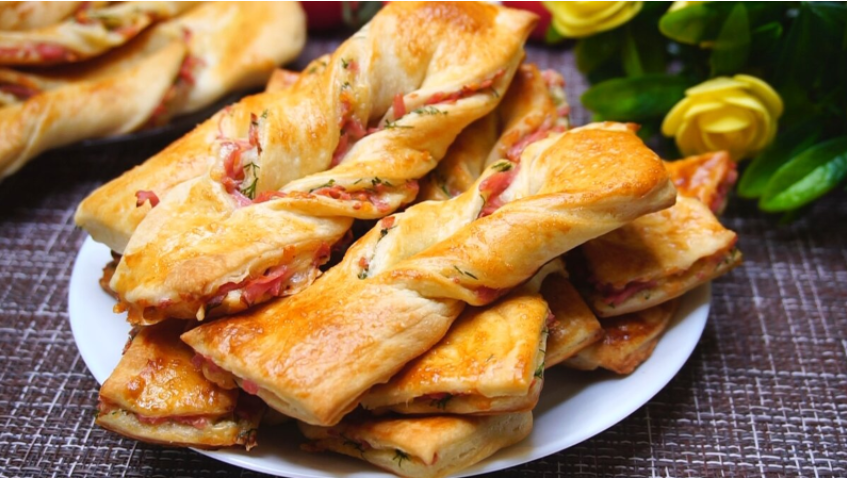 Слойки с сыром и колбасой для быстрого перекуса