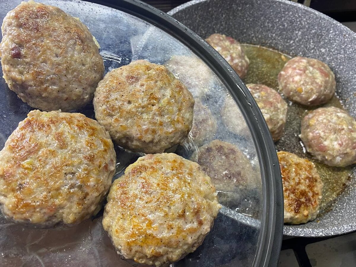 Как упростить процесс жарки котлет: удобный трюк для хозяек