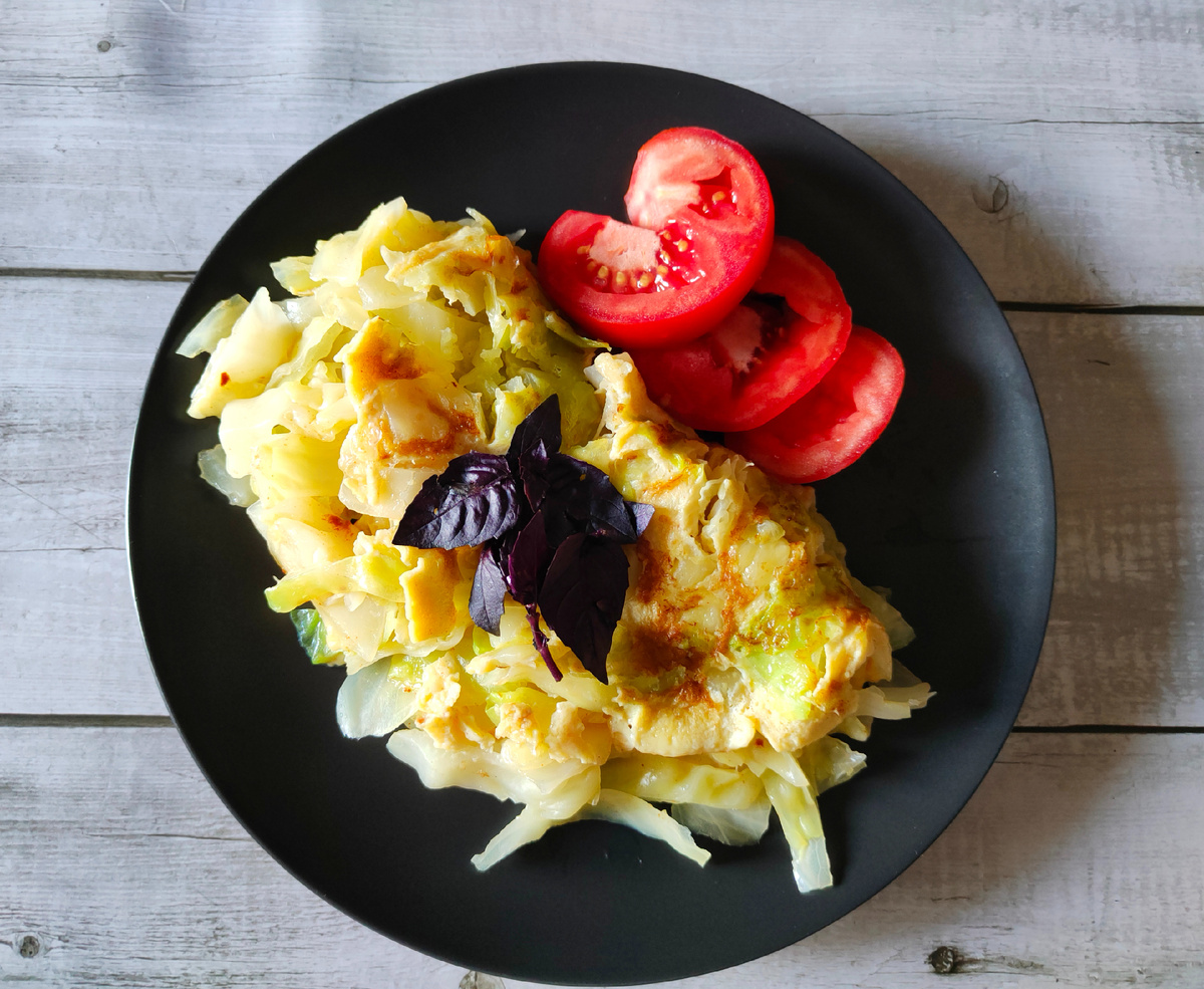 Быстрый и вкусный обед: молодая капуста с яйцом за 15 минут