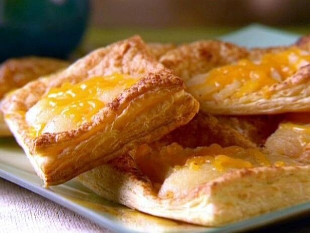 Нежные слоечки с грушами и сыром