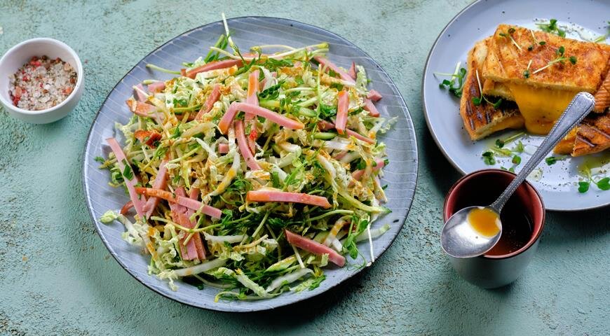 Сочный салат с окороком и свежими овощами для идеального обеда