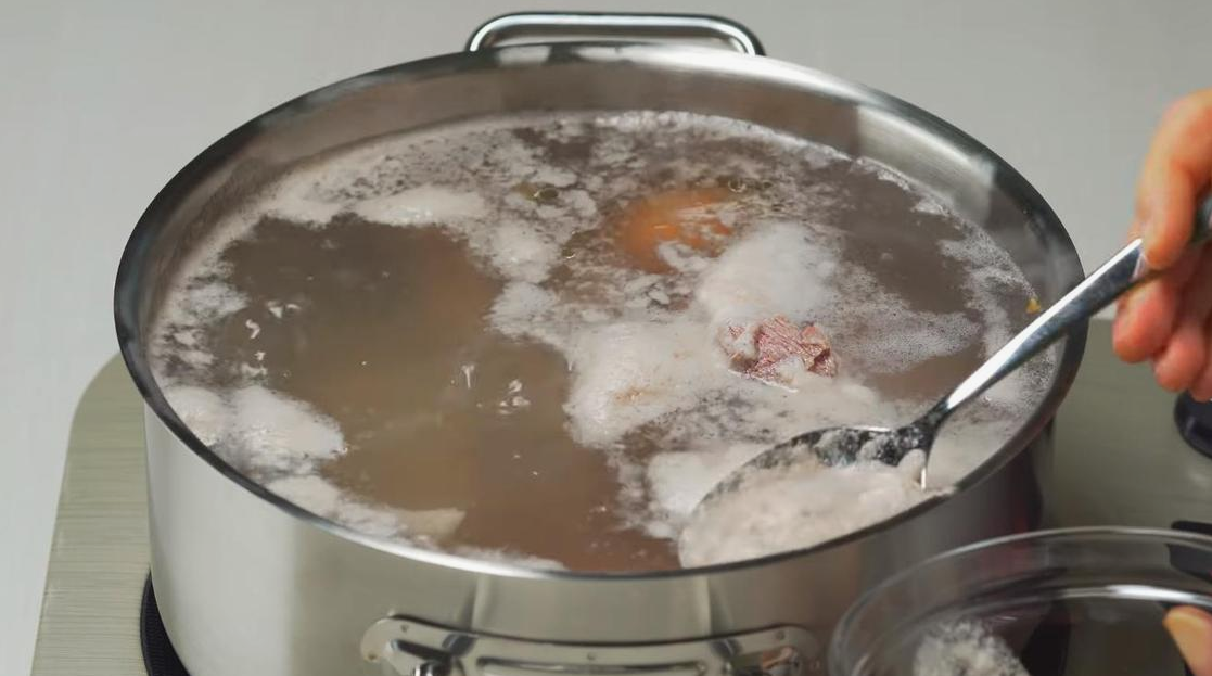 Что делать с пеной при варке мяса: ждать или снимать?